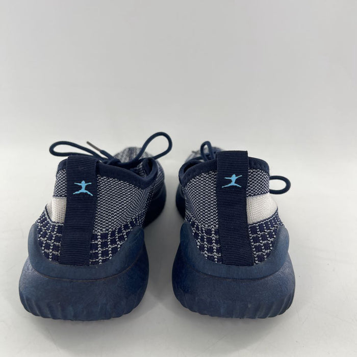 10 knit lace-up sneaker